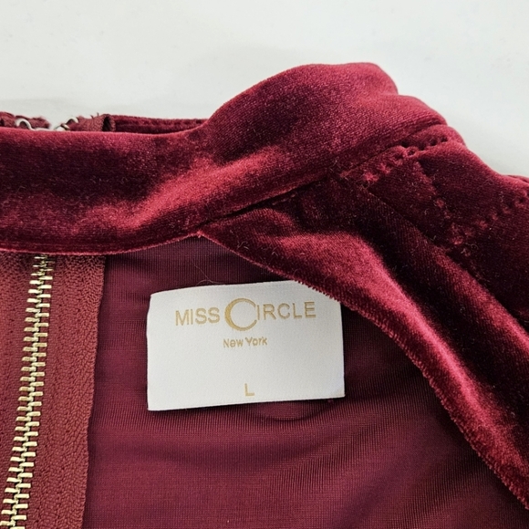 Miss Circle New York Lulia Wine Flare Sleeve Quilted Red Velvet Dress Sz Large - Picture 6 of 11